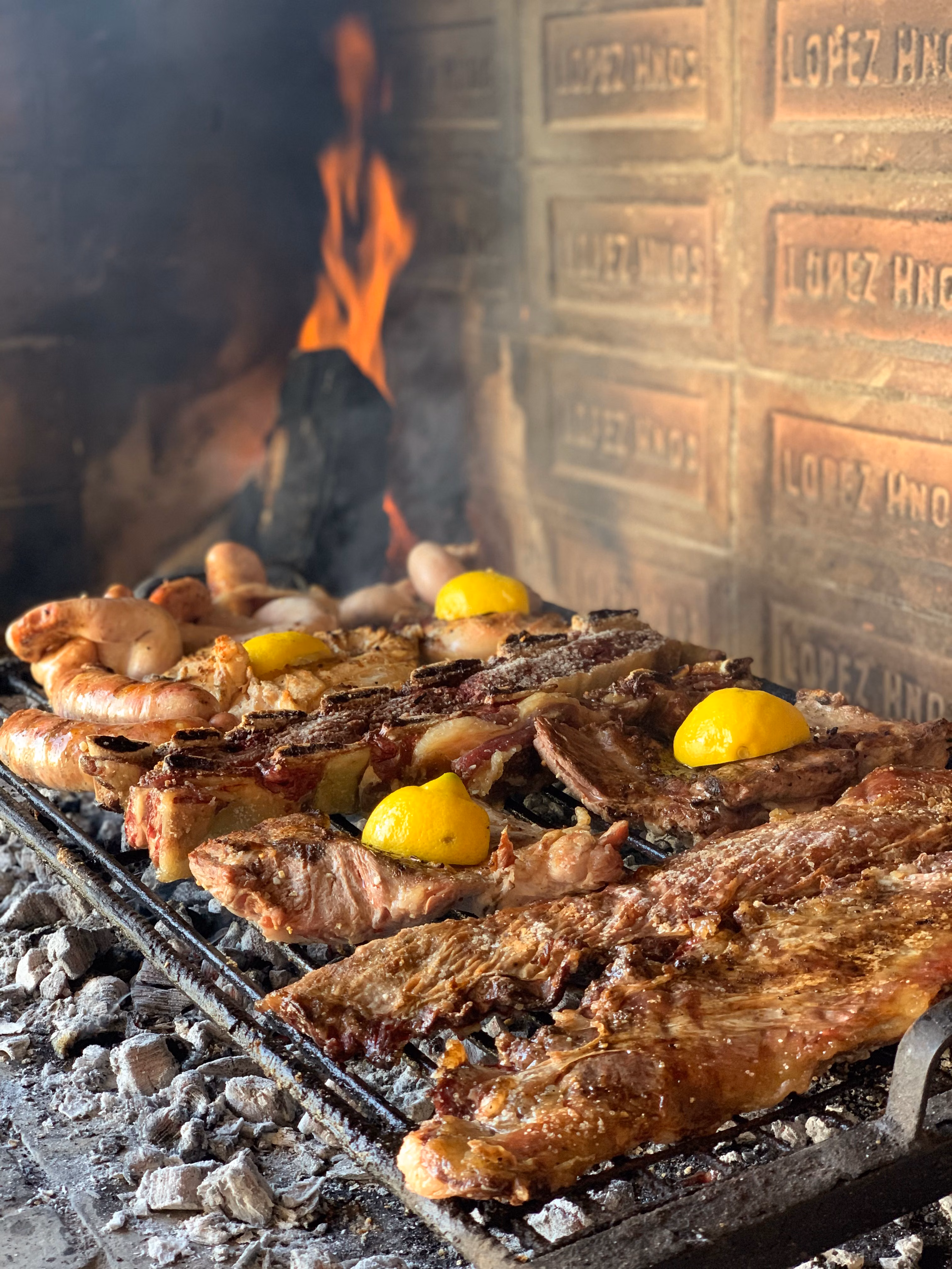 Brasas encendidas en la parrilla